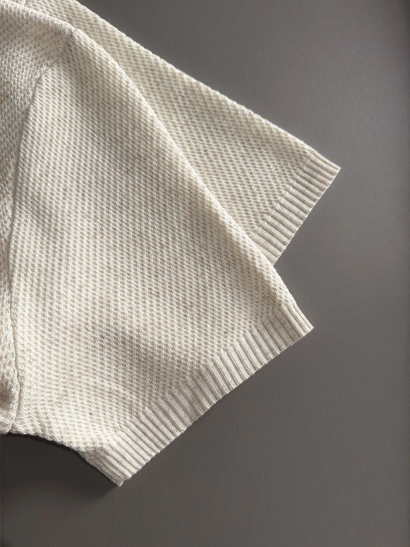 LP high quality 26ss New Arrival men's knitted short-sleeved T-shirt is made of combed cotton yarn spun cotton fabric, no pressure when entering and exiting the counter. Exclusive control of raw materials. It feels substantial when weighed, and the upper body is more textured than ordinary T-shirts. This texture can cope with the weather easily and is suitable for both hot and cold conditions! Designed for a loose fit. Size: M to 3XL